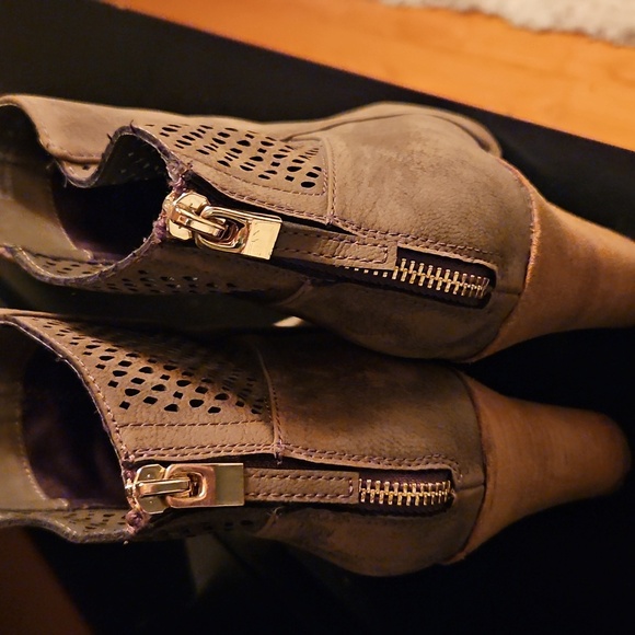 Stylish Taupe Ankle Boots Size 10 - Picture 2 of 4